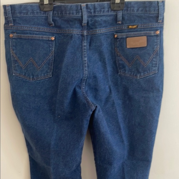 Wrangler Relaxed Fit Blue Jeans with Classic Denim Style - Picture 5 of 7